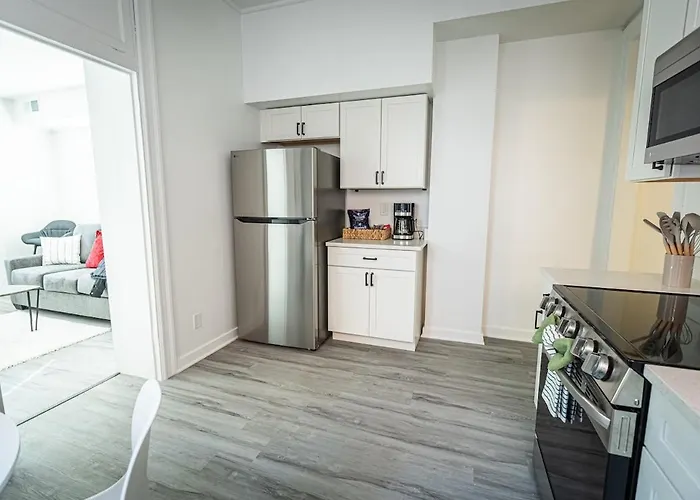 Modern 2br In The Strip District