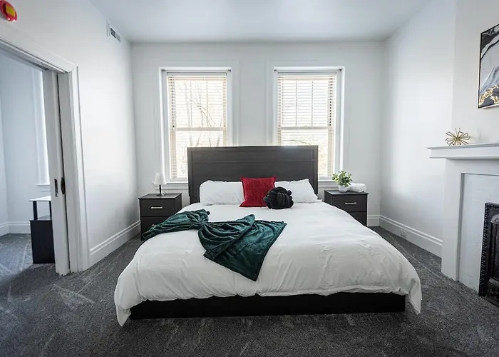 Modern 2br In The Strip District * Pittsburgh