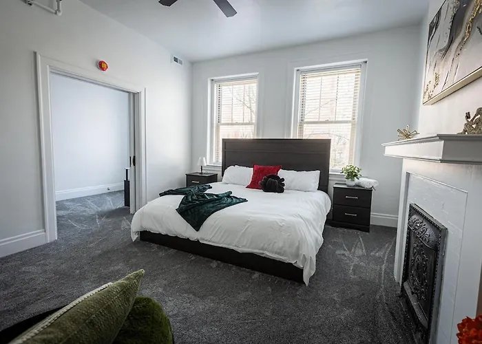 Modern 2br In The Strip District Apartment
