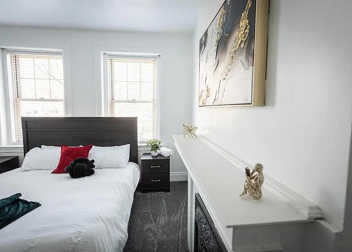 Modern 2br In The Strip District Apartment *