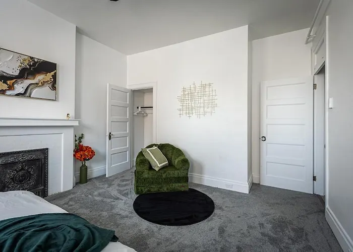 Modern 2br In The Strip District Apartment