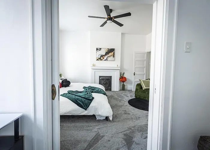 Modern 2br In The Strip District *