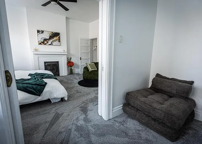 Modern 2br In The Strip District Apartment *
