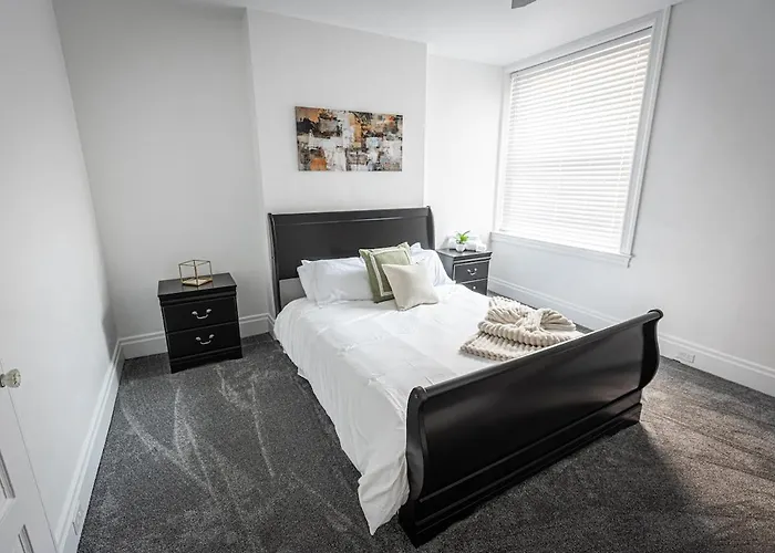 Modern 2br In The Strip District