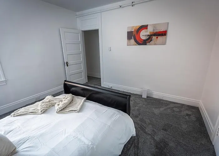 Modern 2br In The Strip District Apartment *