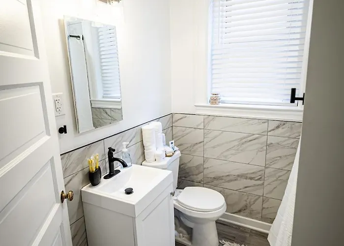 Modern 2br In The Strip District