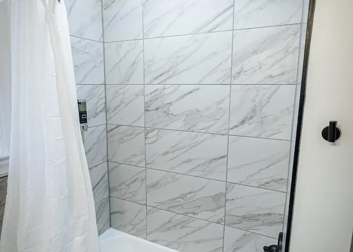 Modern 2br In The Strip District Apartment